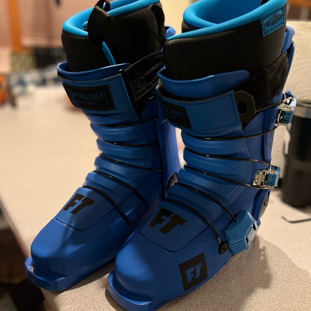 2021 Full Tilt Drop Kick Pro size 23.5